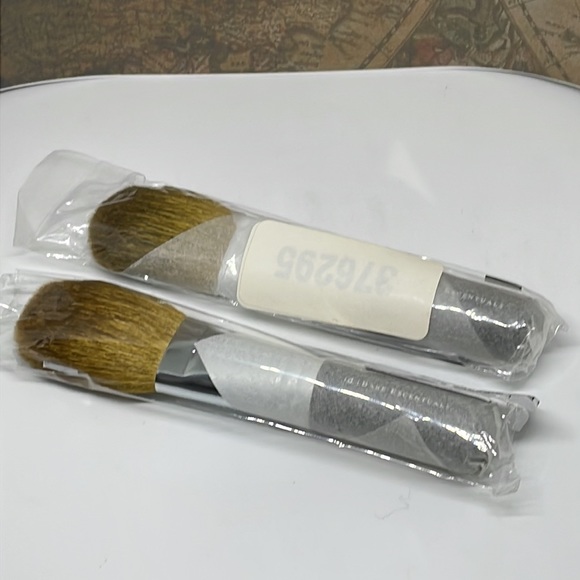 I.D Bare Escentual Brushes - 2 Flawless Face Brushes #28 - Picture 7 of 8